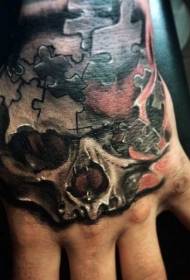Rankos spalvos žmogaus kaukolės galvosūkio tatuiruotės modelis