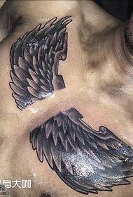 胸部的翅膀紋身圖案