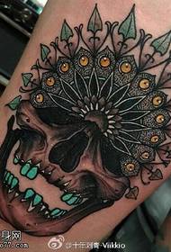Modello di tatuaggio teschio indiano dipinto