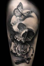 Arm svart og hvitt magisk hodeskalle og rosa tatoveringsmønster