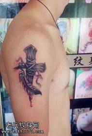 Rankų mados asmenybės kryžiaus tatuiruotės modelis