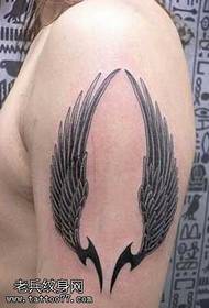 Modello di tatuaggio ali atmosfera braccio