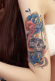 Modello tatuaggio tatuaggio braccio rosa