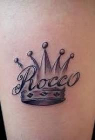 Princesa en forma de coro e patrón de tatuaxe de letras