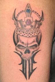 Cranio di totem con motivo tatuaggio corona di diamanti