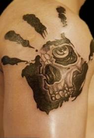 Braç de noi sobre dibuix de tatuatge de crani de palmera creativa de croquis negre
