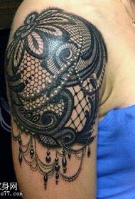 Patrón de tatuaxe de perlas de encaje no ombreiro