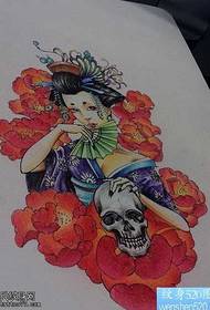 modello tatuaggio teschio rosa