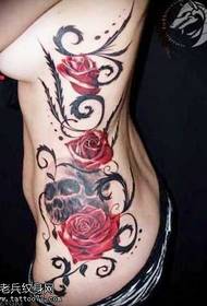 Vidukļa rožu tetovējuma tetovējuma modelis
