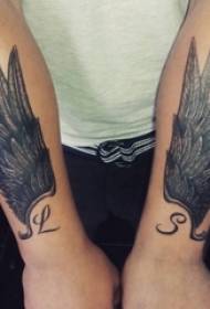 Braccia dei ragazzi su Black Grey Sketch Sting Tips Immagine creativa del tatuaggio delle ali della letteratura