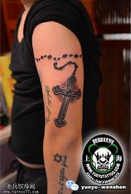 Μοντέλο τατουάζ σταυρός βραχίονα