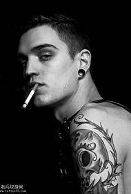 Seductive glamorous txiv neej caj npab pob txha taub hau tattoo txawv