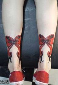 Modello tatuaggio gamba fiocco rosso