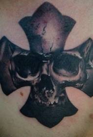 Motivo tatuaggio teschio croce sul petto