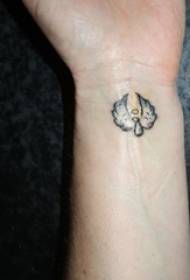 Pige håndled på sort grå skitse kreative lille mønster vinger tatovering billede