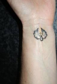 Polso della ragazza sull'immagine creativa del tatuaggio delle ali del piccolo modello di schizzo grigio nero