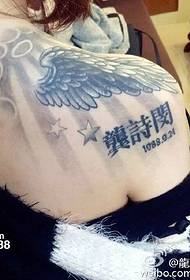 Tëntend Flügel Tattoo Muster op der Schëller