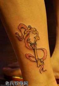 Modello di tatuaggio chiave gamba