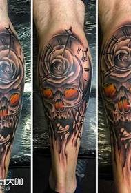 Modello di tatuaggio tozzo sulle gambe