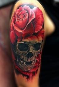 Pečių ryškios spalvos kaukolė su rožių tatuiruotės modeliu