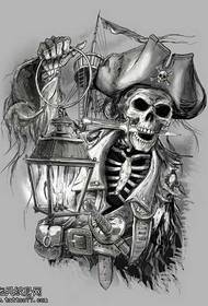 Ihe odide nke ọdịda anyanwụ piratikal skull tattoo