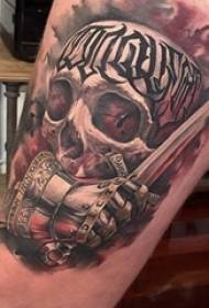 Le cosce dei ragazzi hanno dipinto le immagini creative del tatuaggio di abbozzo dell'acquerello