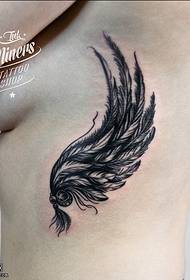 Padrão de tatuagem de asas de peito