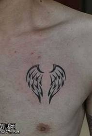 Крилјата на градите ја сакаат тотемската шема на тетоважи