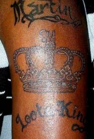 Coroa de pedras preciosas e padrão de tatuagem de alfabeto inglês