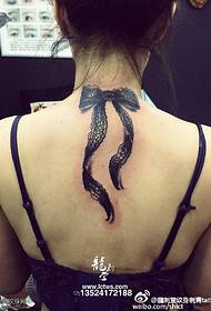 Tatuaggio grande fiocco sul collo