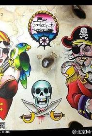 Målad tatueringsmönster för piratskalle