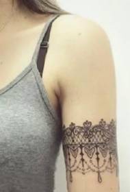 Lace armband: shtoni modelin e tatuazheve me dantella të dantellave me shirita vajzash