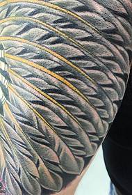 Na ramenu klasični uzorak tetovaže krila