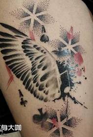 Modèle de tatouage des ailes de la jambe