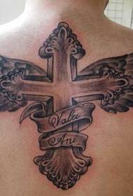 Zadnji krili križajo vzorec tatoo