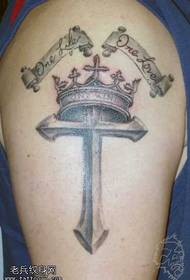 Modello di tatuaggio croce braccio corona