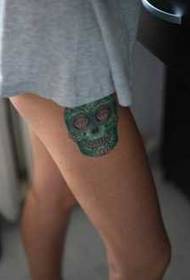 Modello tatuaggio teschio colore gamba