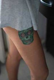 Padrão de tatuagem de caveira de cor de perna