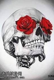Rukopis lubanje ruža tetovaža uzorak
