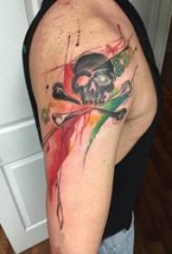 Braccio del ragazzo sull'immagine creativa del tatuaggio dell'inchiostro della spruzzata dell'acquerello del cranio di schizzo del nero grigio