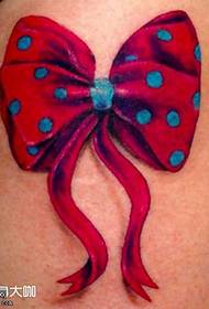 Modello tatuaggio arco gamba