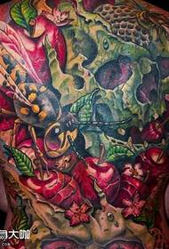 Model de tatuaj din flori din spate