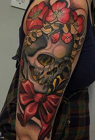 Modello di tatuaggio fiore spalla