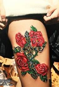 Modello di tatuaggio croce rosa gamba