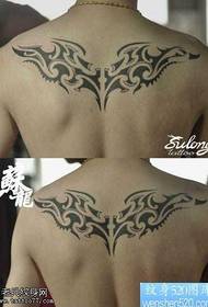Model de tatuaj cu aripi din spate