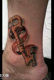 Ceg txhais tes txawv tattoo qauv