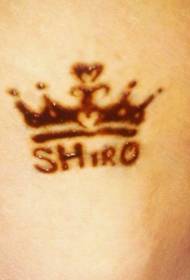 Modellu di tatuatu di a corona è inglese