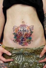 Patrón de tatuaxe de cor abdominal