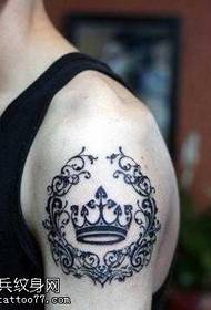 Візерунок татуювання корони Тотем з красивою зброєю