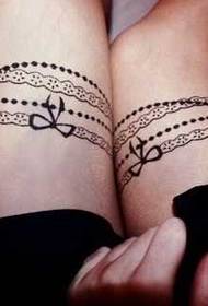 Squisito tatuaggio in pizzo sulle gambe